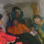 180224　大日ｹ岳-14D　雪洞の中で賑やかに夕食と自己紹介.jpg